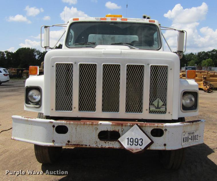 image for item DC0052 1994 International 2654 service truck