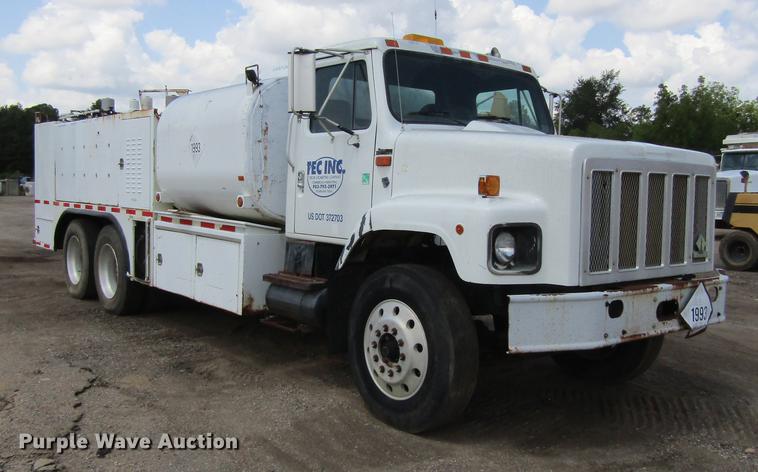 image for item DC0052 1994 International 2654 service truck