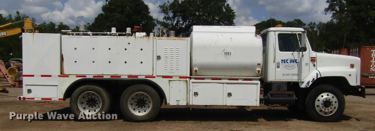 image for item DC0052 1994 International 2654 service truck