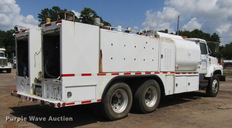 image for item DC0052 1994 International 2654 service truck