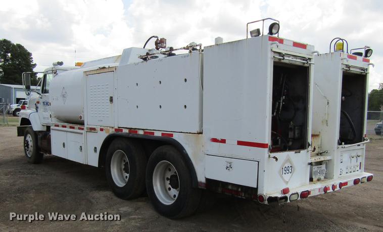 image for item DC0052 1994 International 2654 service truck