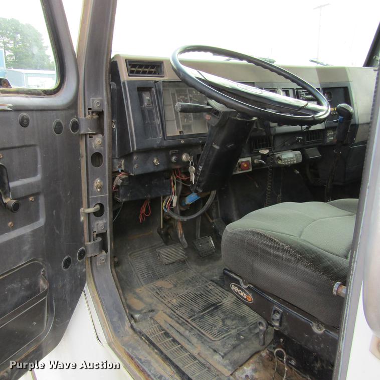 image for item DC0052 1994 International 2654 service truck