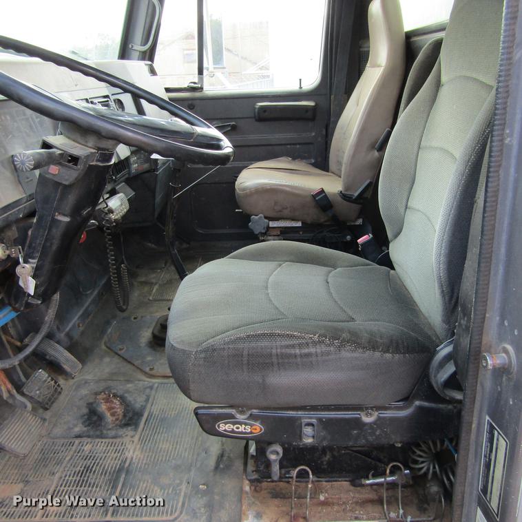 image for item DC0052 1994 International 2654 service truck