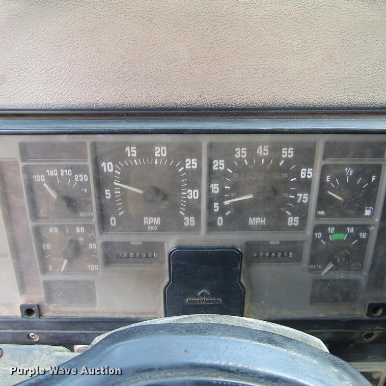 image for item DC0052 1994 International 2654 service truck