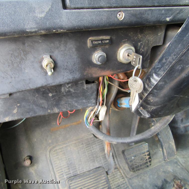 image for item DC0052 1994 International 2654 service truck