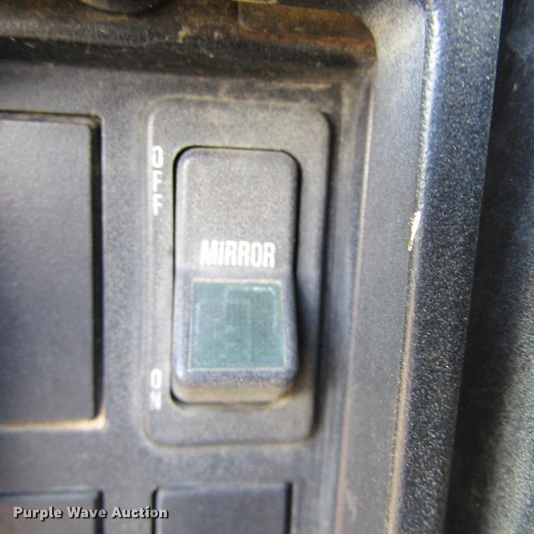 image for item DC0052 1994 International 2654 service truck