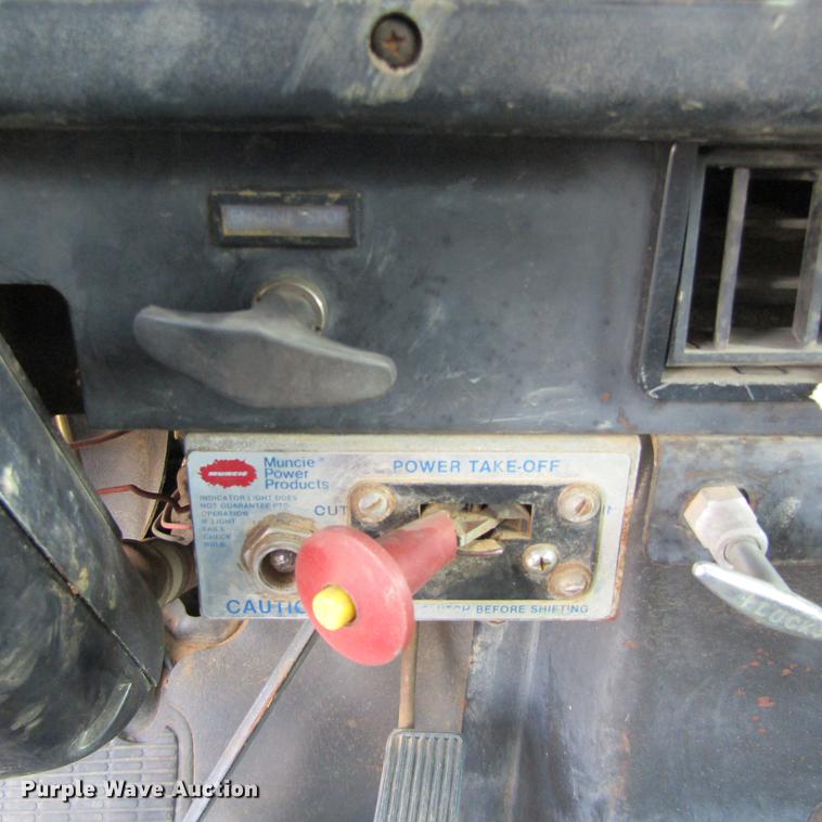 image for item DC0052 1994 International 2654 service truck