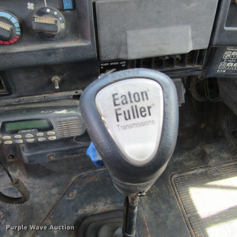 image for item DC0052 1994 International 2654 service truck