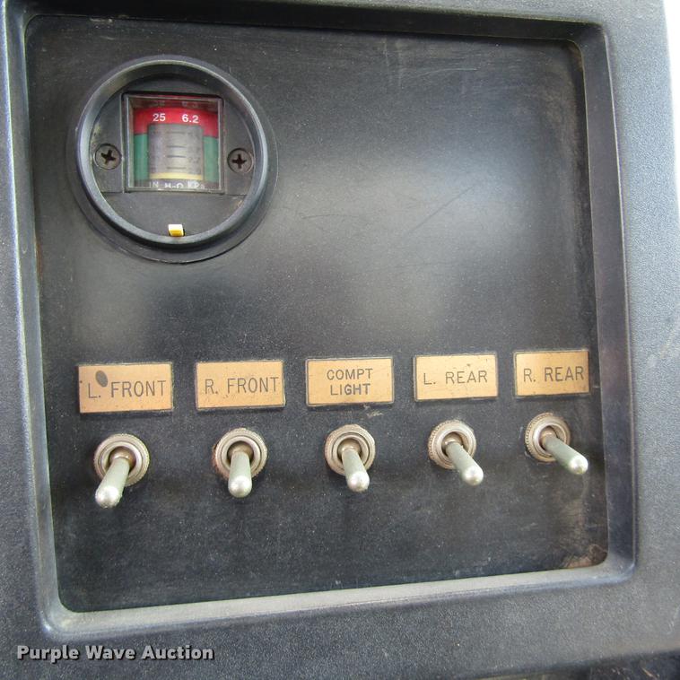 image for item DC0052 1994 International 2654 service truck