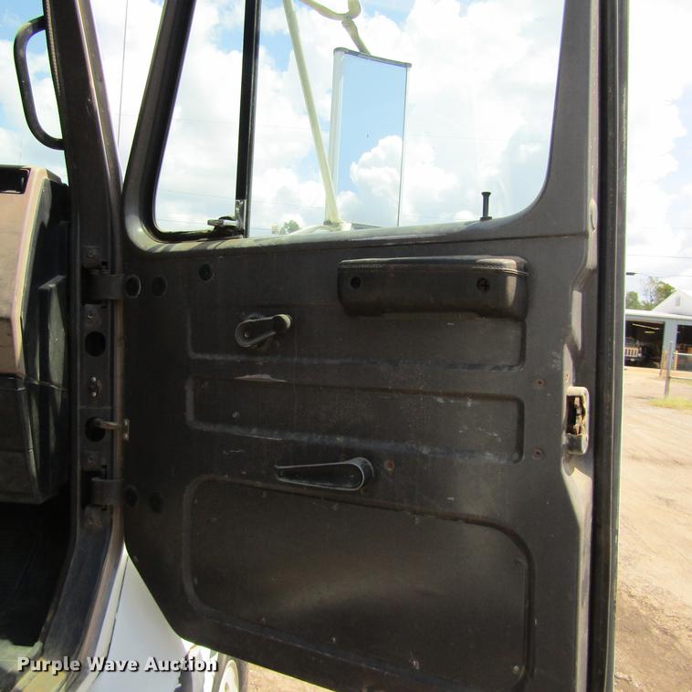 image for item DC0052 1994 International 2654 service truck