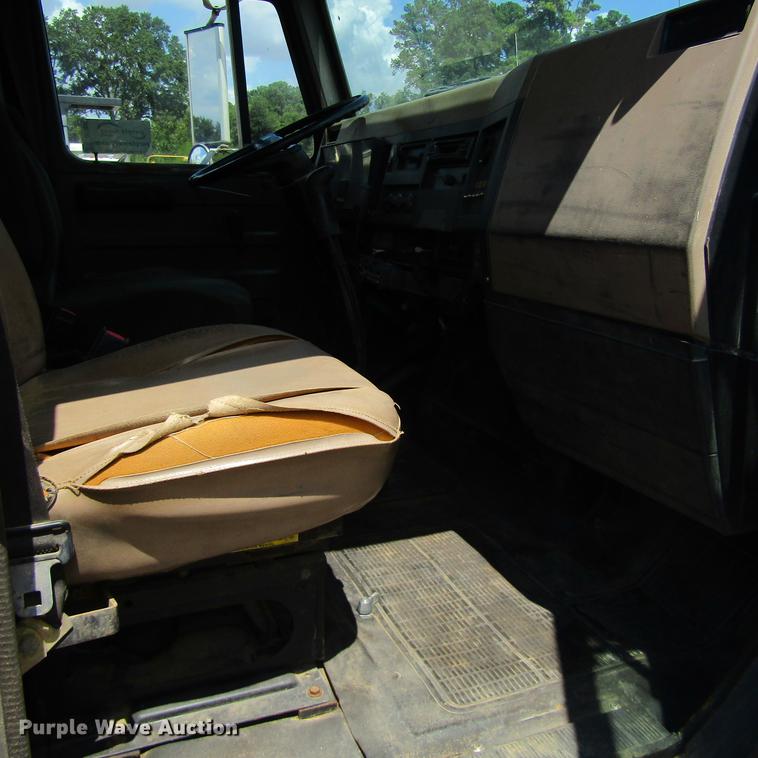 image for item DC0052 1994 International 2654 service truck