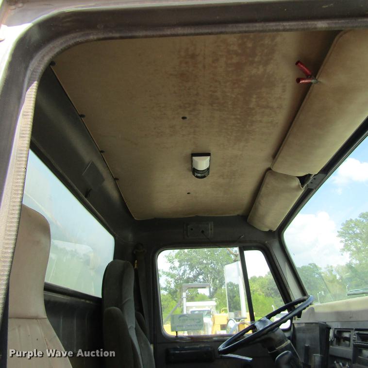 image for item DC0052 1994 International 2654 service truck