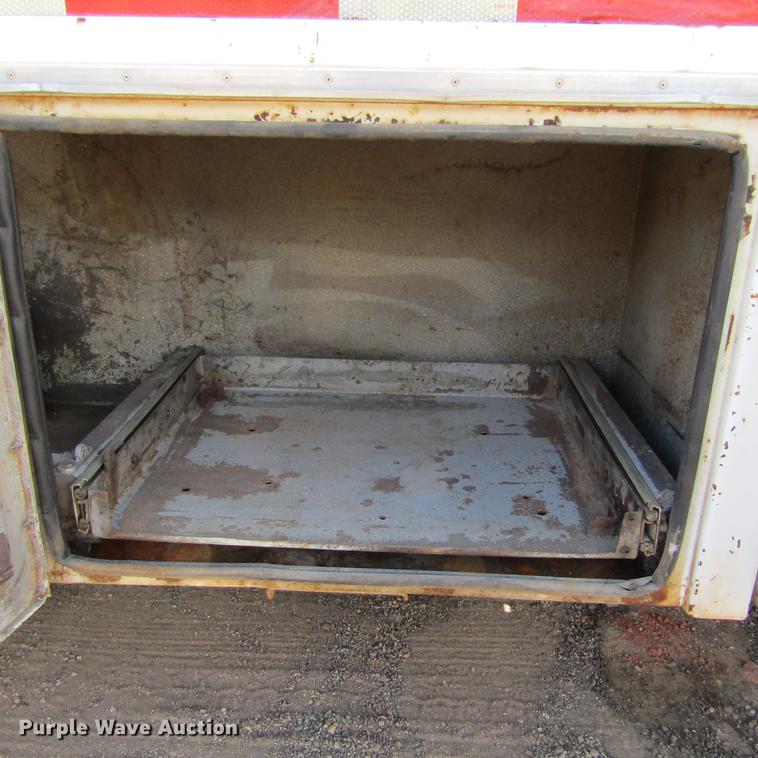 image for item DC0052 1994 International 2654 service truck