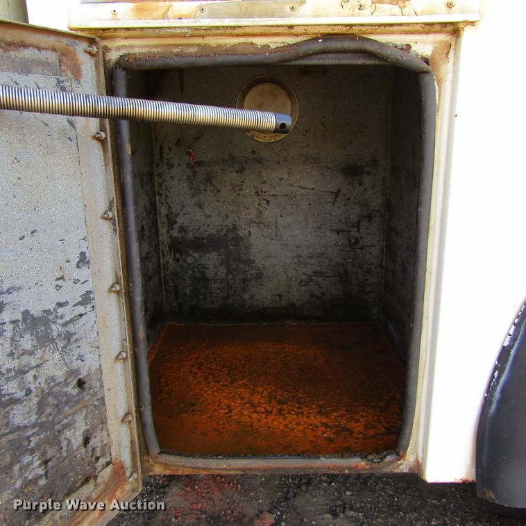 image for item DC0052 1994 International 2654 service truck