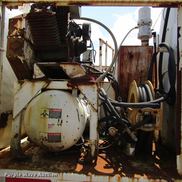 image for item DC0052 1994 International 2654 service truck