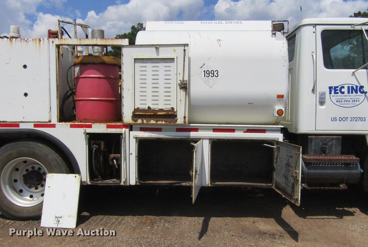 image for item DC0052 1994 International 2654 service truck