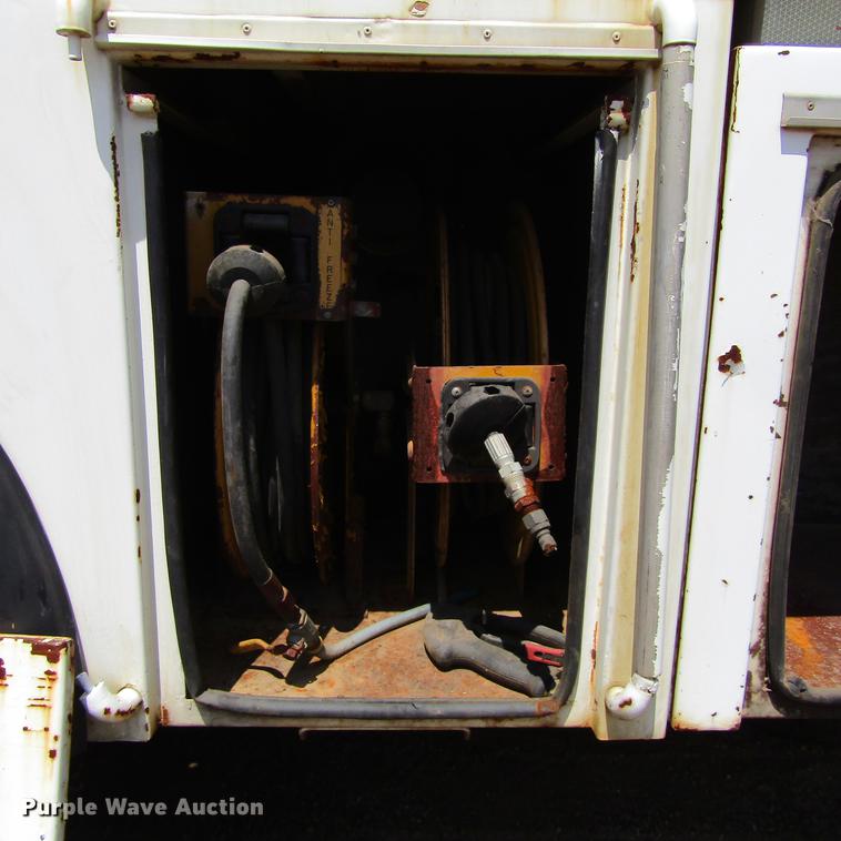 image for item DC0052 1994 International 2654 service truck