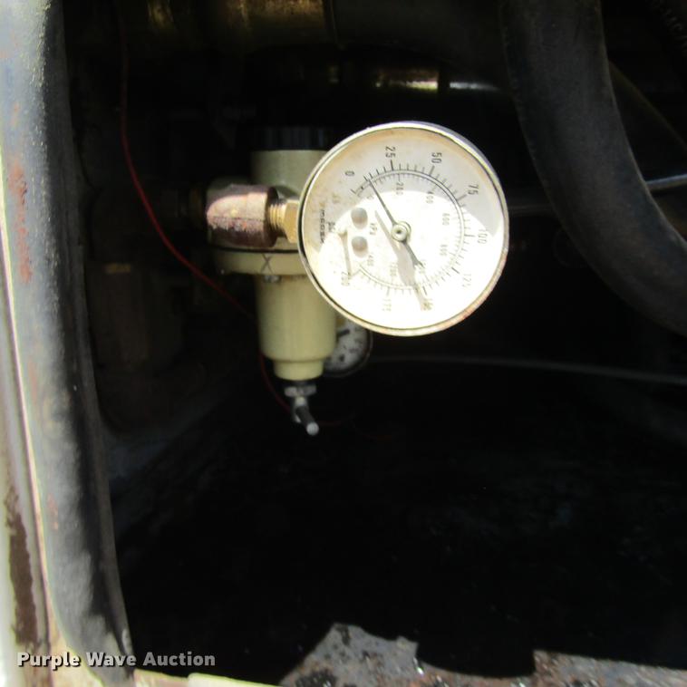 image for item DC0052 1994 International 2654 service truck