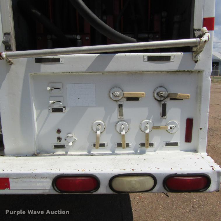 image for item DC0052 1994 International 2654 service truck