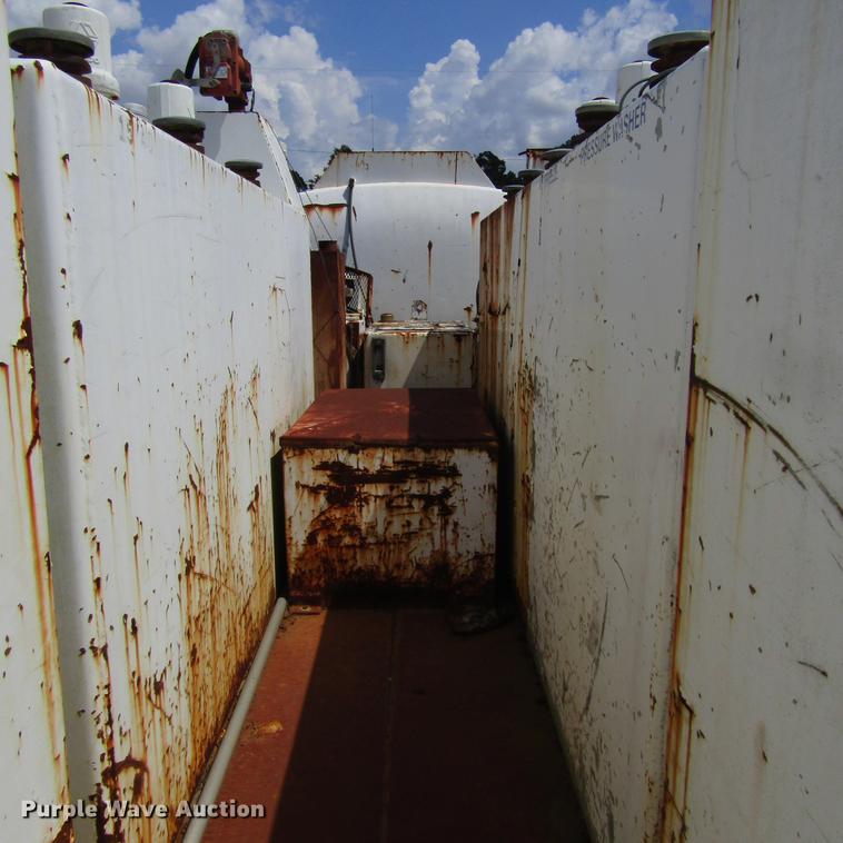 image for item DC0052 1994 International 2654 service truck