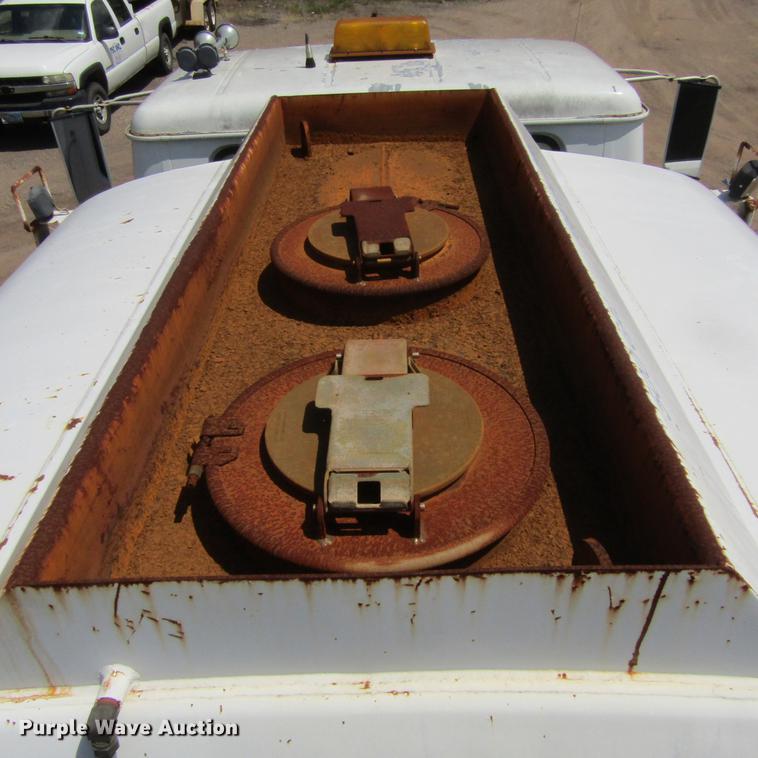 image for item DC0052 1994 International 2654 service truck