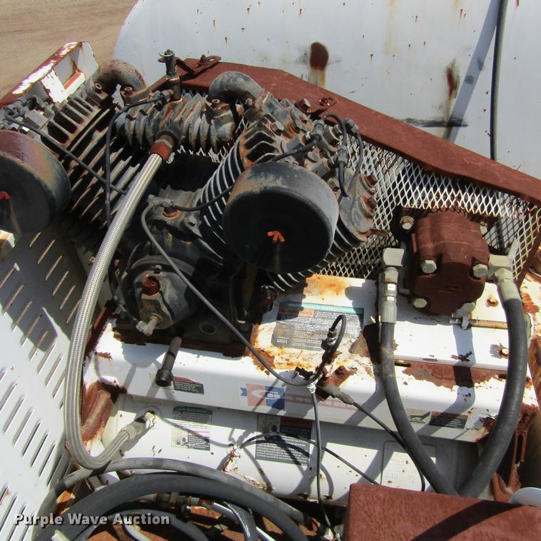 image for item DC0052 1994 International 2654 service truck