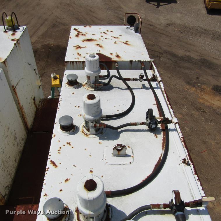 image for item DC0052 1994 International 2654 service truck