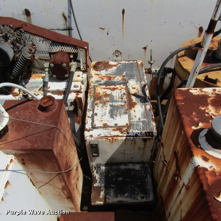 image for item DC0052 1994 International 2654 service truck