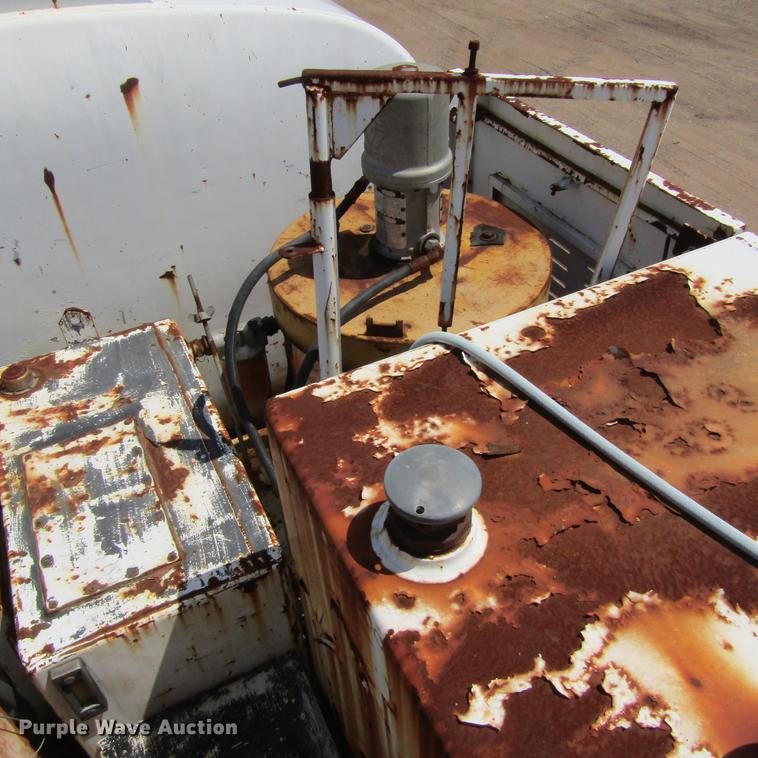 image for item DC0052 1994 International 2654 service truck