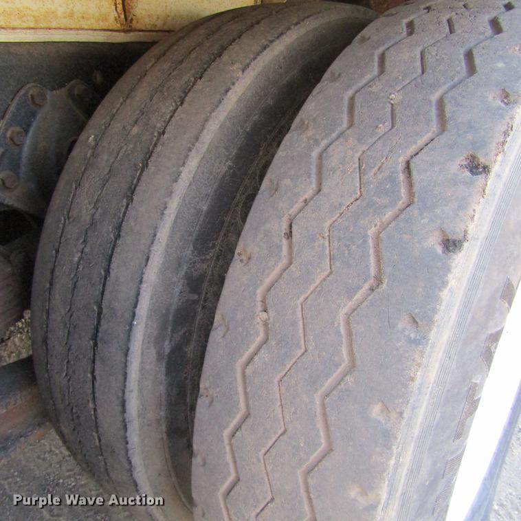 image for item DC0052 1994 International 2654 service truck