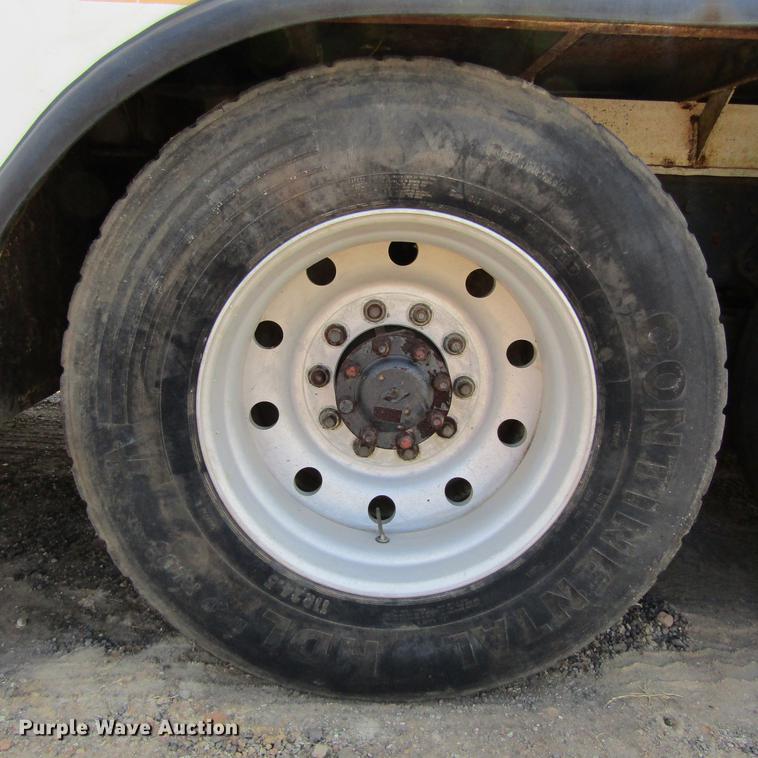 image for item DC0052 1994 International 2654 service truck