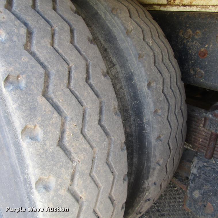 image for item DC0052 1994 International 2654 service truck