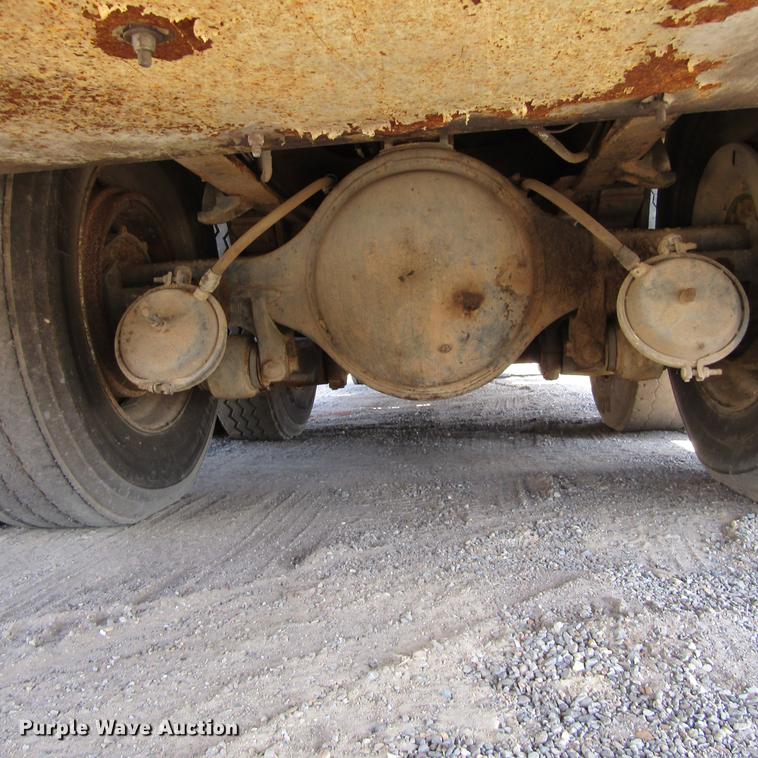 image for item DC0052 1994 International 2654 service truck