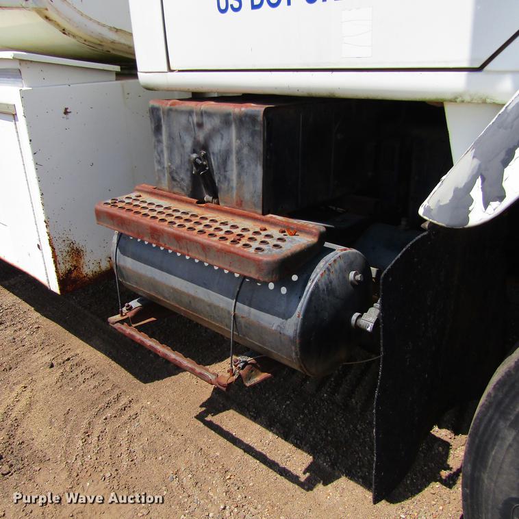 image for item DC0052 1994 International 2654 service truck