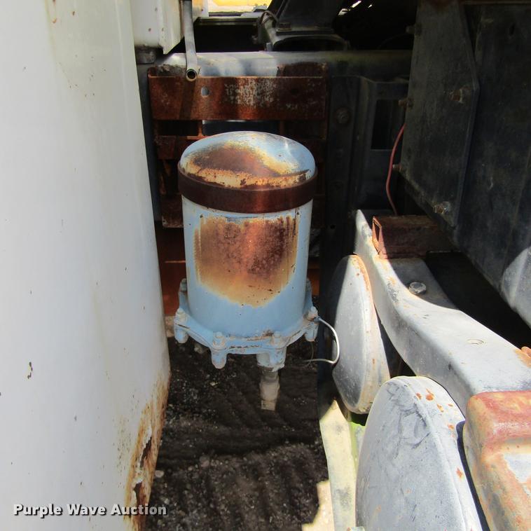 image for item DC0052 1994 International 2654 service truck