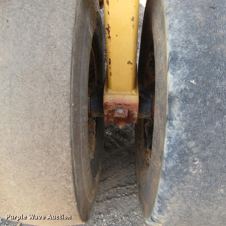 image for item DC0054 1994 Caterpillar PS-130 pneumatic roller