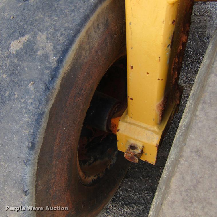 image for item DC0054 1994 Caterpillar PS-130 pneumatic roller