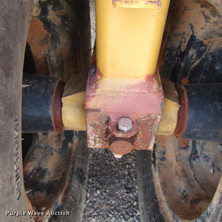 image for item DC0054 1994 Caterpillar PS-130 pneumatic roller