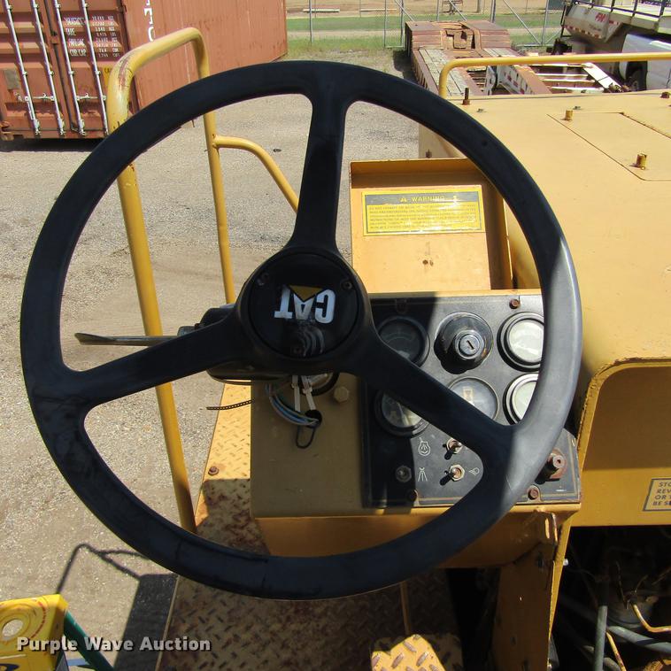 image for item DC0054 1994 Caterpillar PS-130 pneumatic roller