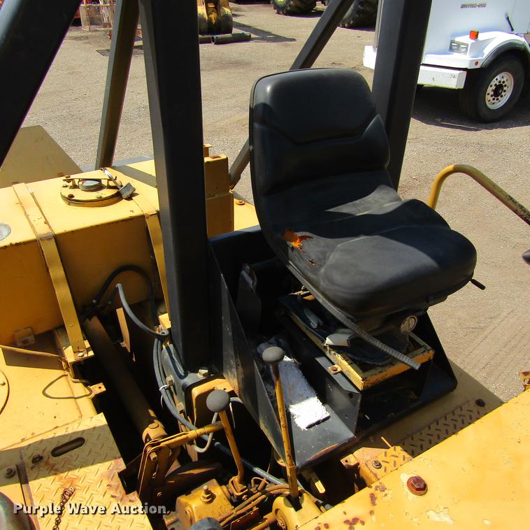 image for item DC0054 1994 Caterpillar PS-130 pneumatic roller