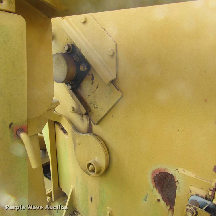 image for item DC0057 2004 Vermeer Top Gun bale shredder