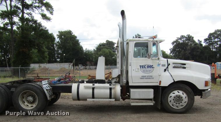 image for item DC0061 1995 Ford LTL 9000 semi truck