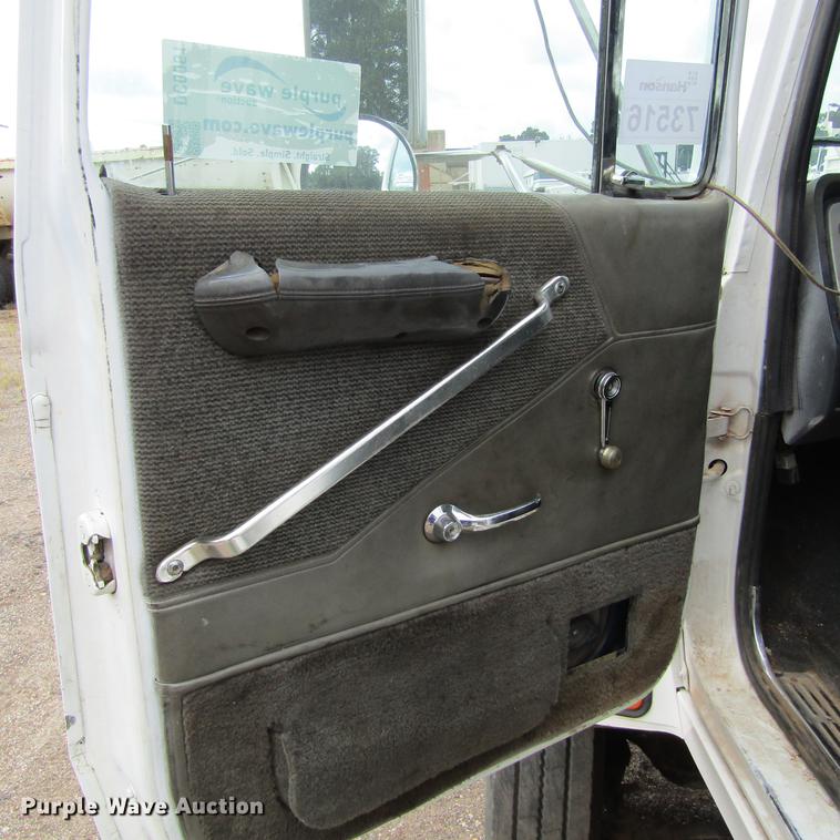 image for item DC0061 1995 Ford LTL 9000 semi truck