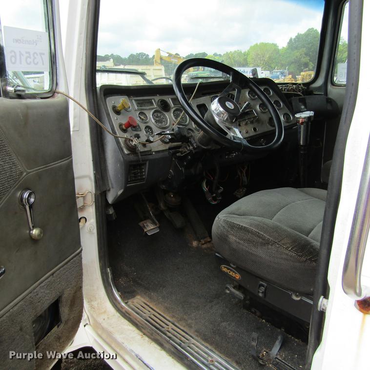 image for item DC0061 1995 Ford LTL 9000 semi truck