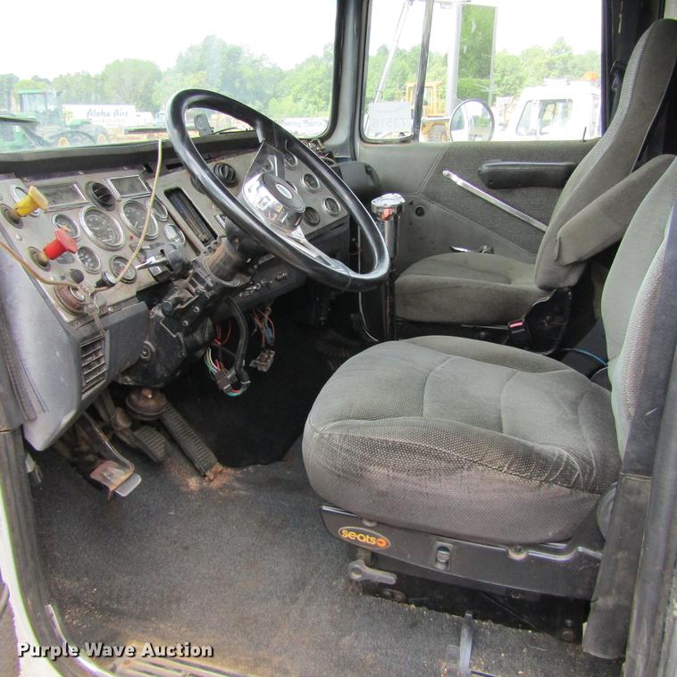 image for item DC0061 1995 Ford LTL 9000 semi truck