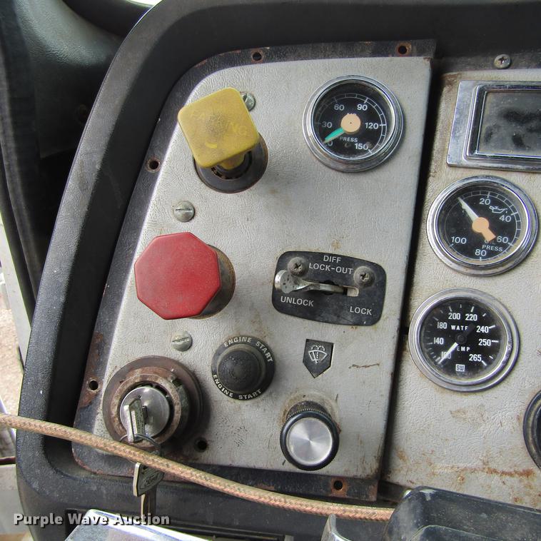 image for item DC0061 1995 Ford LTL 9000 semi truck