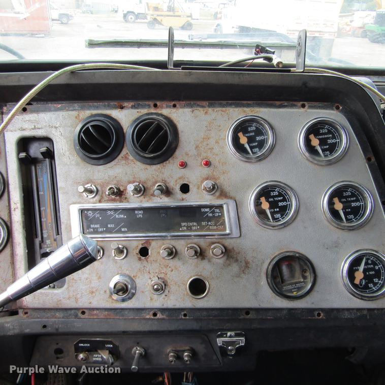 image for item DC0061 1995 Ford LTL 9000 semi truck