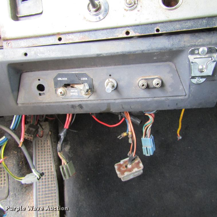 image for item DC0061 1995 Ford LTL 9000 semi truck