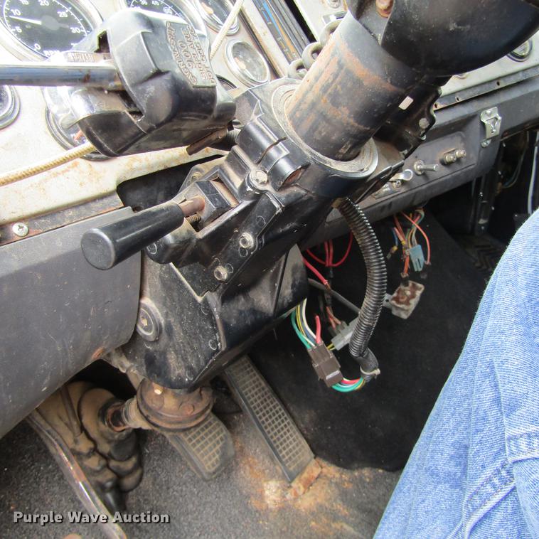 image for item DC0061 1995 Ford LTL 9000 semi truck