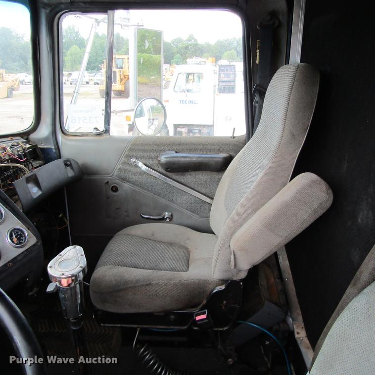 image for item DC0061 1995 Ford LTL 9000 semi truck